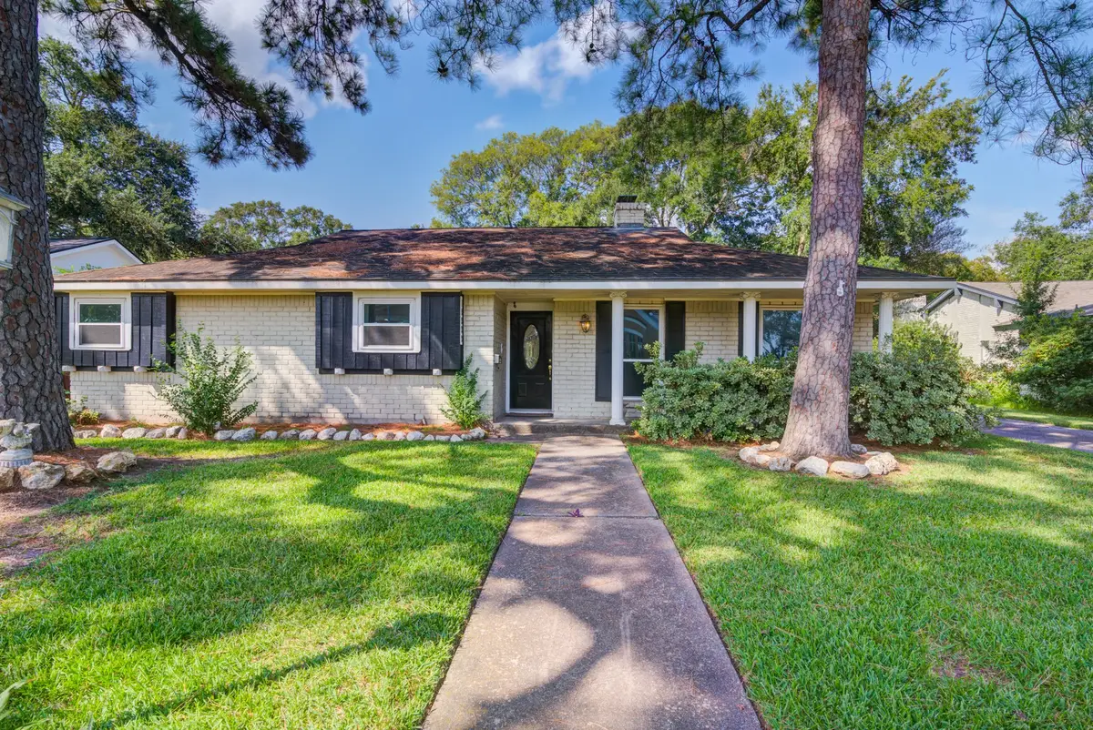 18222 Point Lookout Drive, Nassau Bay, TX 77058 - #1