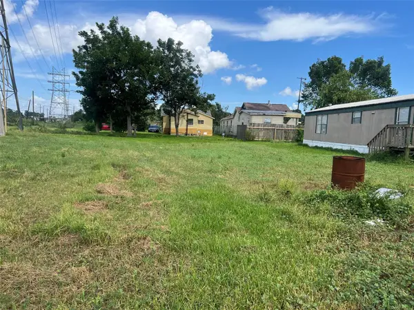 000 Pine Street, Baytown, TX 77520