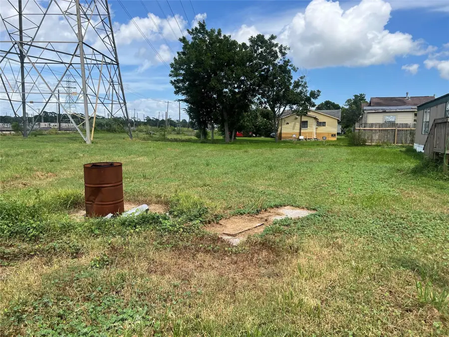 000 Pine Street, Baytown, TX 77520 - #3