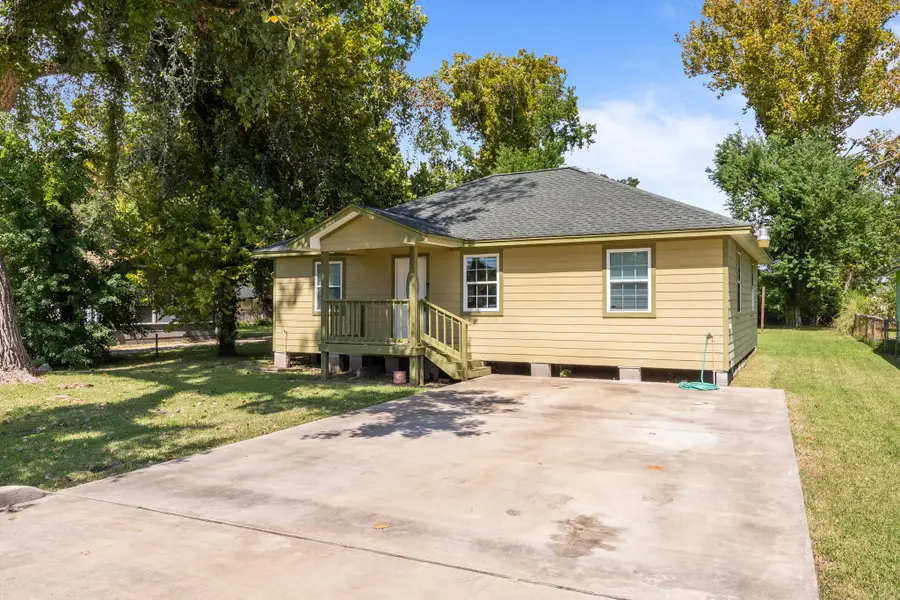 122 W Bernard Street, Clute, TX 77531 - Image #2