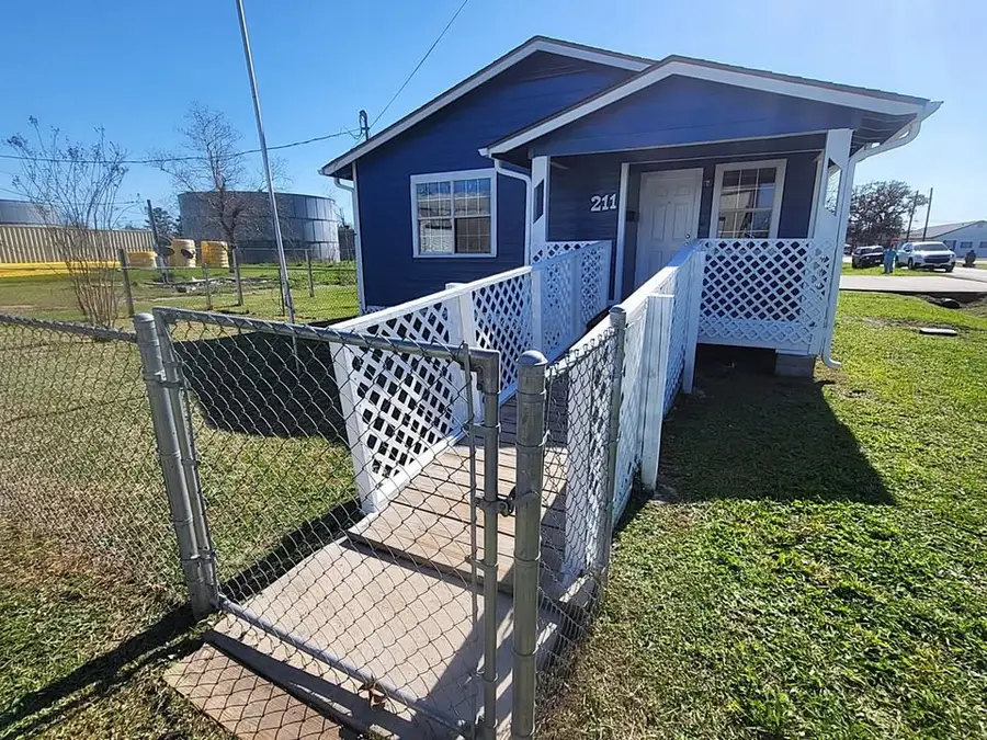 211 Peach Street, Sweeny, TX 77480 - Image #2