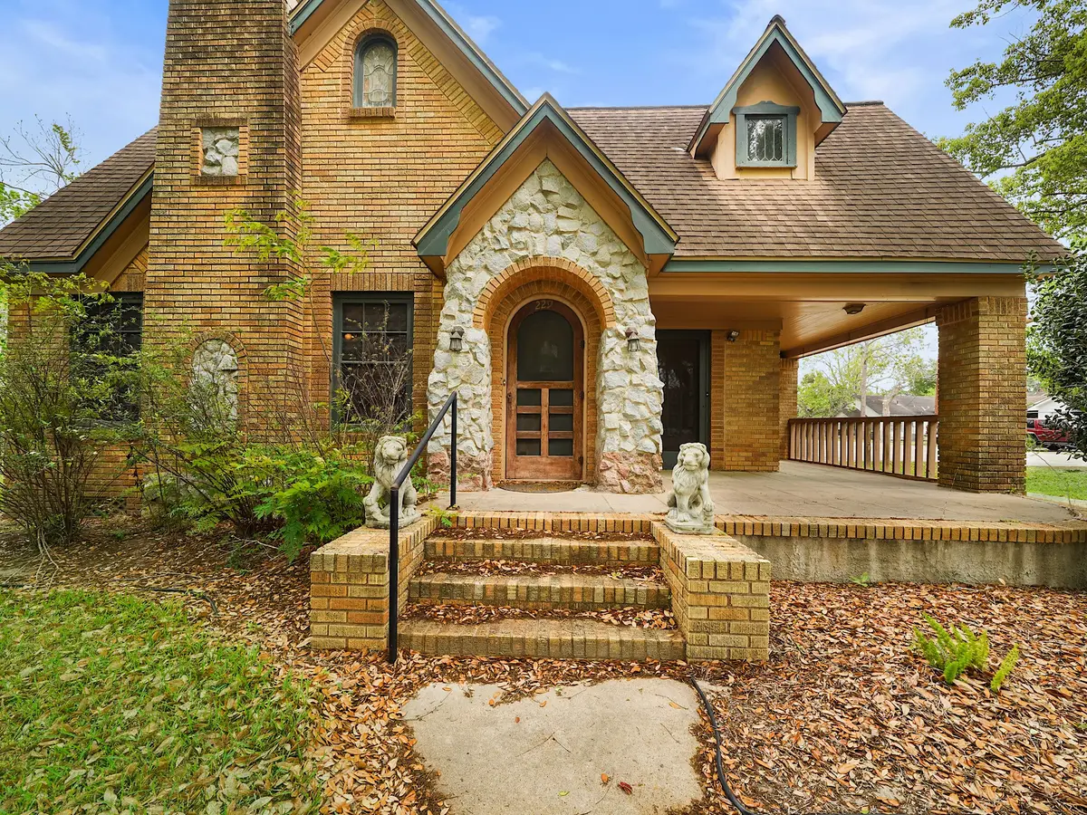 229 E Cedar Street, Angleton, TX 77515 - #1