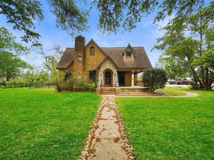 229 E Cedar Street, Angleton, TX 77515 - #2