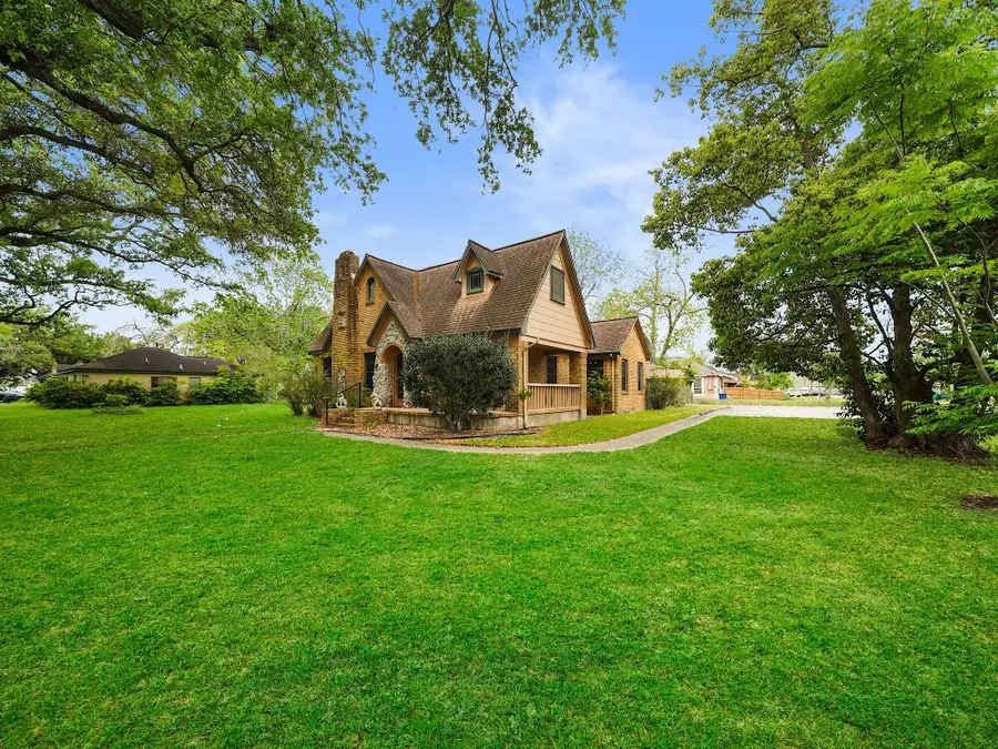 229 E Cedar Street, Angleton, TX 77515 - #3