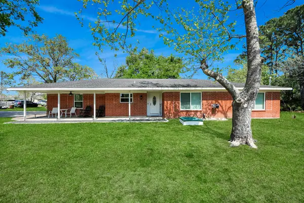 1405 Avenue G, Danbury, TX 77534