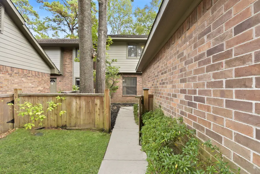 6 E Willowood Court, The Woodlands, TX 77381 - Image #3