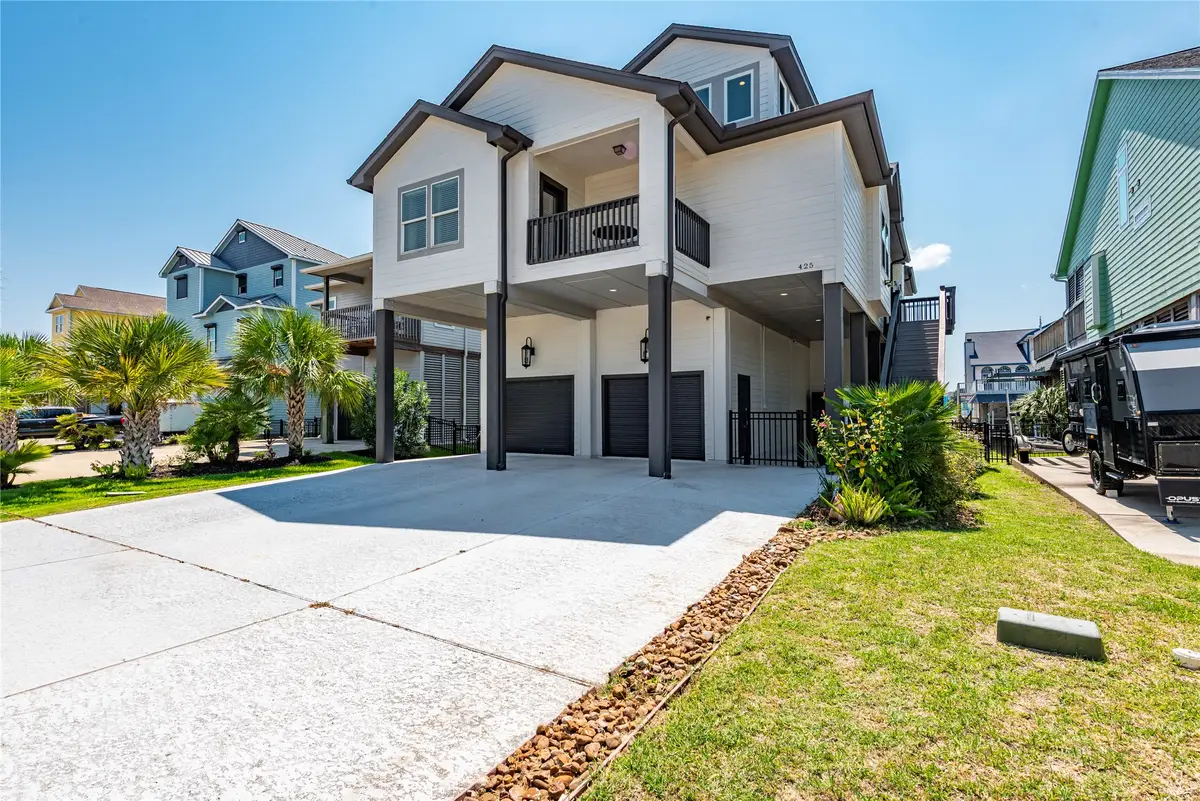 425 Amanda Circle, Tiki Island, TX 77554 - Image #1