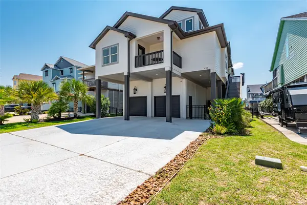 425 Amanda Circle, Tiki Island, TX 77554