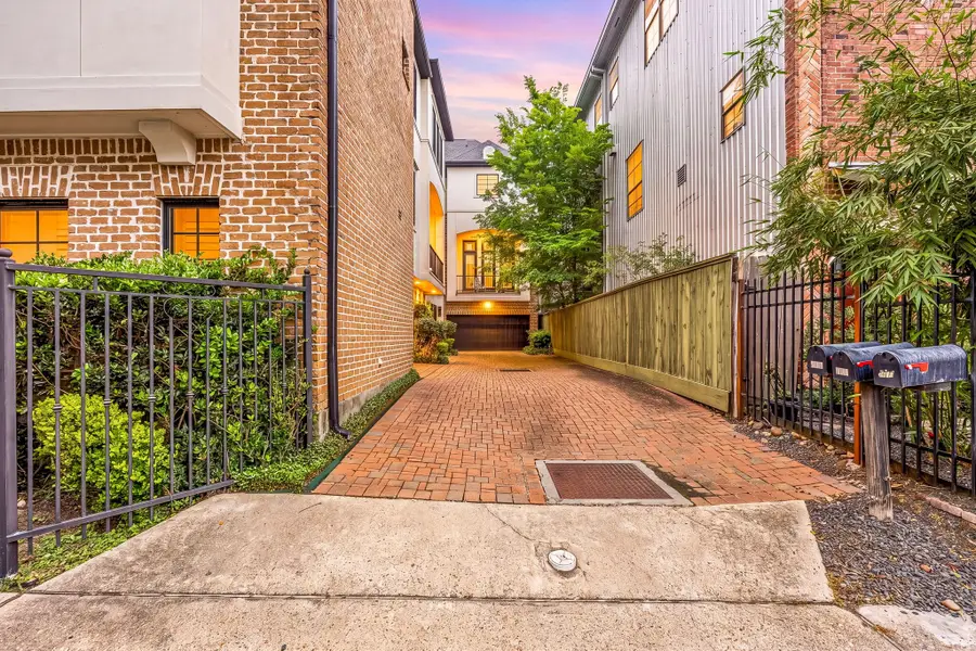 310 W Bell Street, Houston, TX 77019 - #2