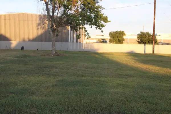 512 N 1st Street, La Porte, TX 77571