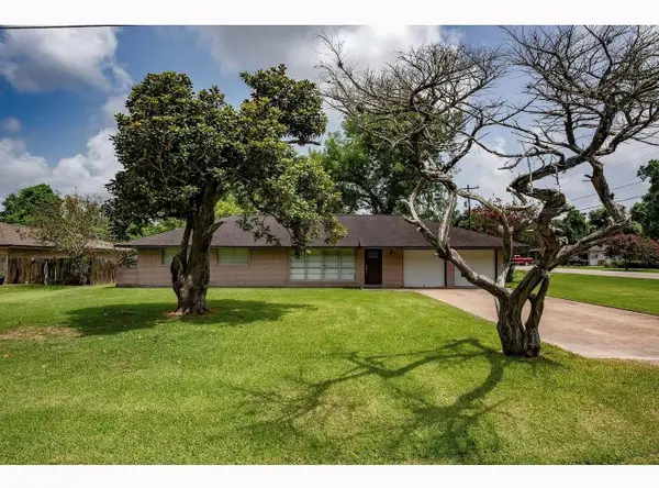 117 Lazy Lane, Lake Jackson, TX 77566