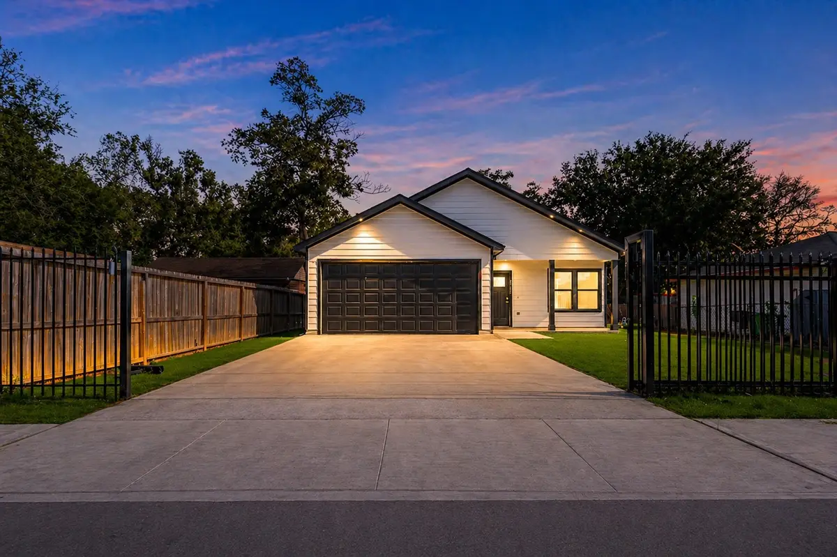6705 Roanoke St, Houston, TX 77028 - #1