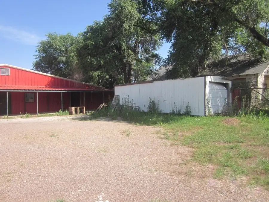 300 Avenue F Ne, Childress, TX 79201 - #2
