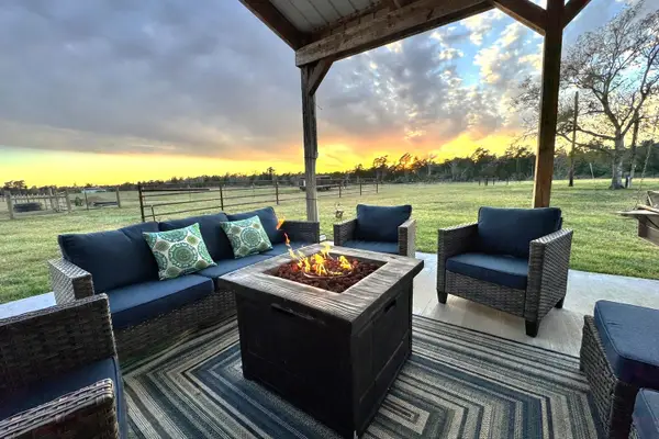 1055 Cr 214, Weimar, TX 78962