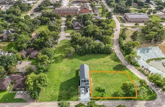 200 Quaker Drive, Friendswood, TX 77546 - Image #1