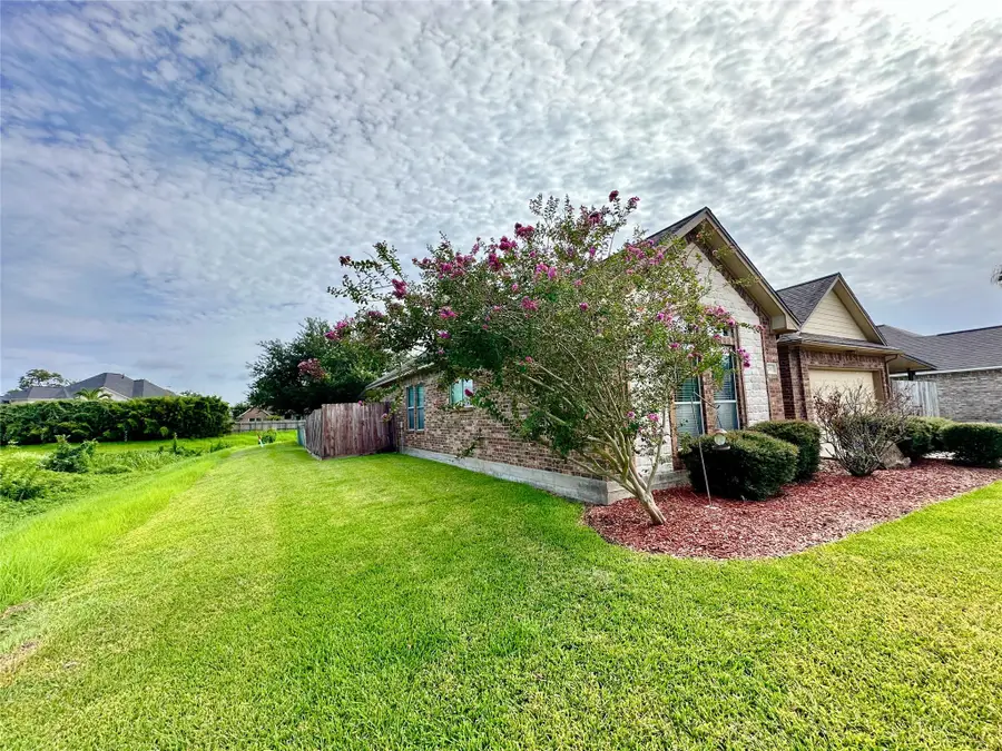 200 Washington Avenue, Clute, TX 77531 - Image #2