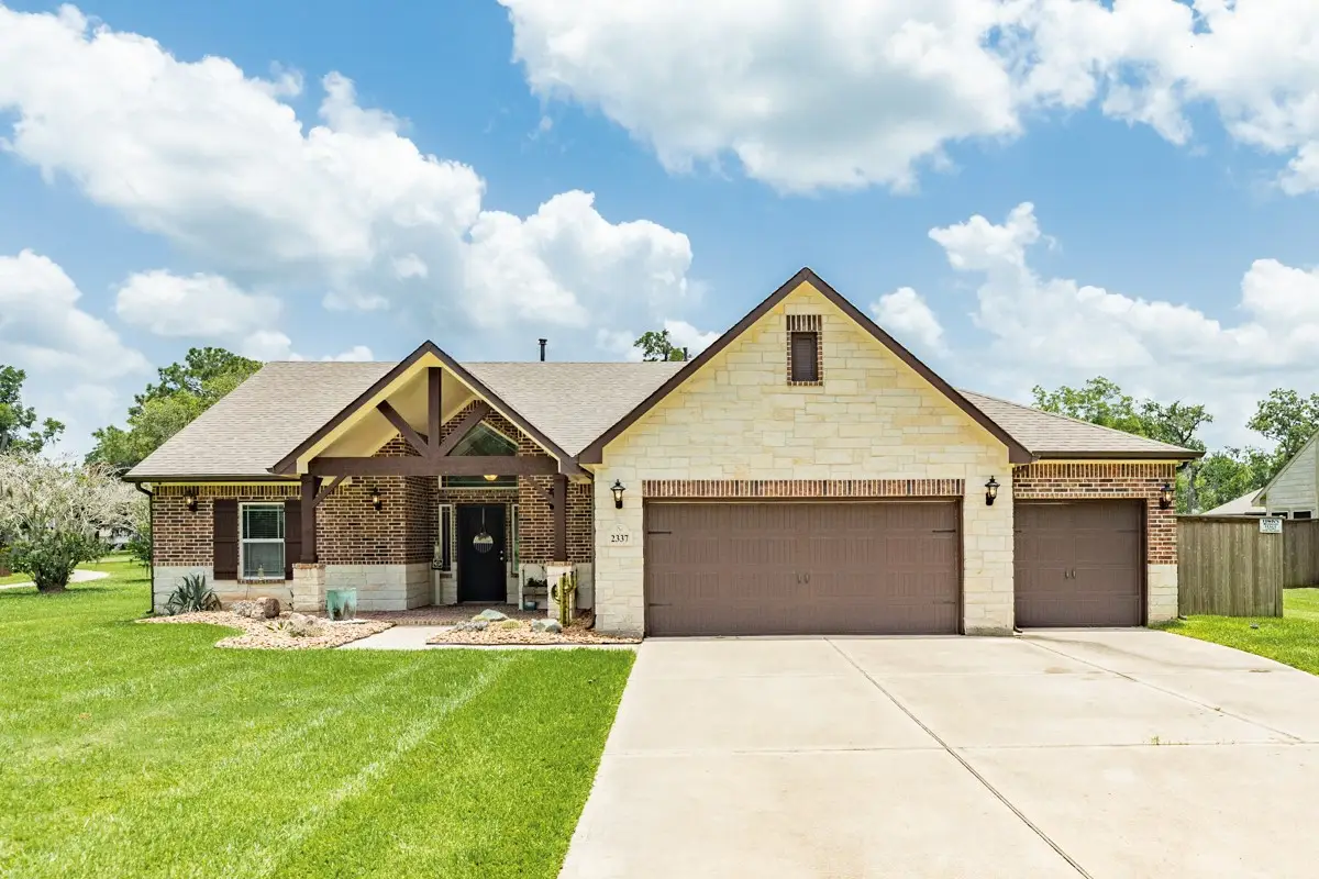 2337 Shalmar Drive, West Columbia, TX 77486 - Image #1