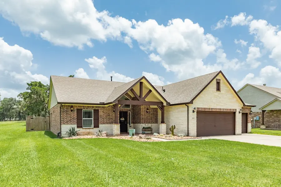 2337 Shalmar Drive, West Columbia, TX 77486 - Image #2