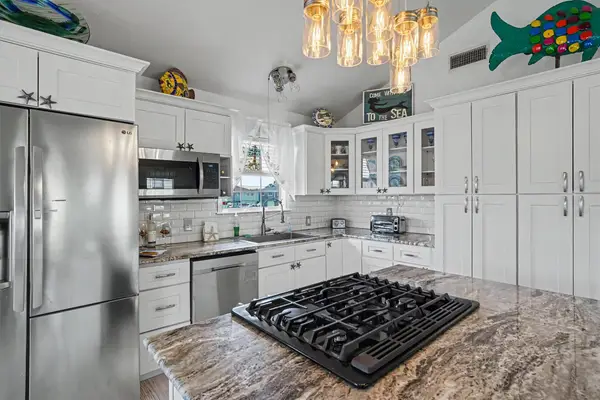 192 Barracuda Street, Bayou Vista, TX 77563
