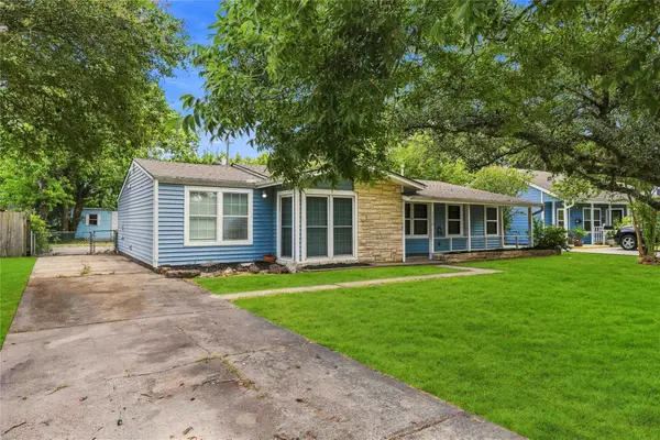 1210 14th Avenue N, Texas City, TX 77590