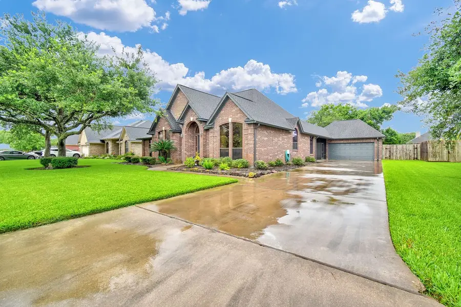 105 Indian Paintbrush, Lake Jackson, TX 77566 - #2