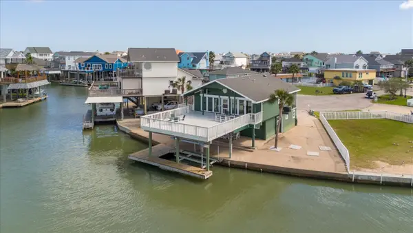 427 Tahiti Road, Tiki Island, TX 77554