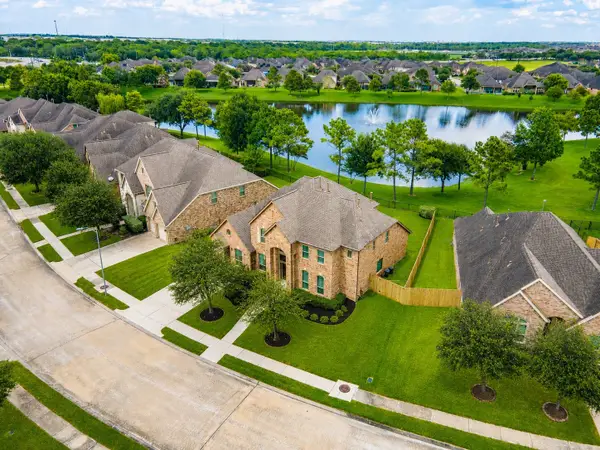 1915 Cayman Bend Lane, Pearland, TX 77584