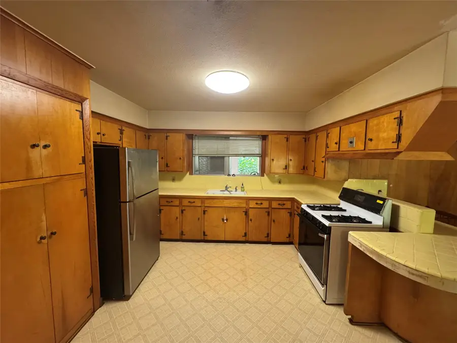 408 Oak Drive, Lake Jackson, TX 77566 - #2