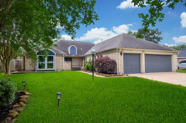 902 Rolling Mill Dr, Sugar Land, TX 77498