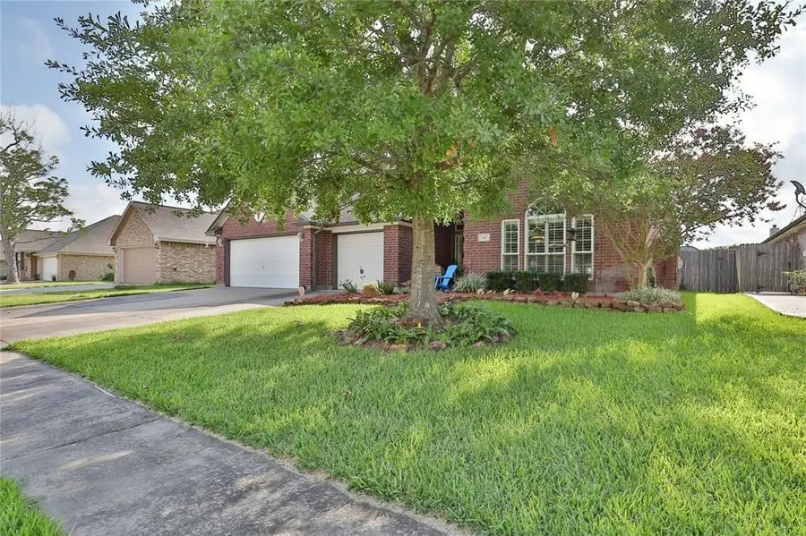 112 Majestic Oak Circle, Lake Jackson, TX 77566 - #2