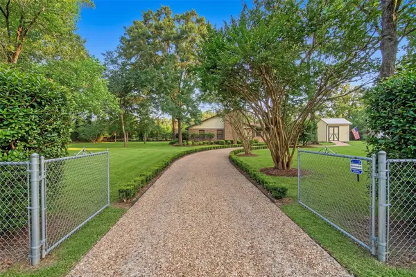 6556 Golden Oaks Drive, Conroe, TX 77385