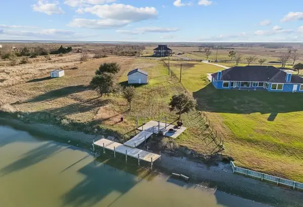 9850 S Redfish Drive, Hitchcock, TX 77563