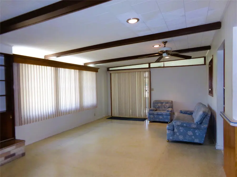 504 N West Street, Weimar, TX 78962 - Image #2