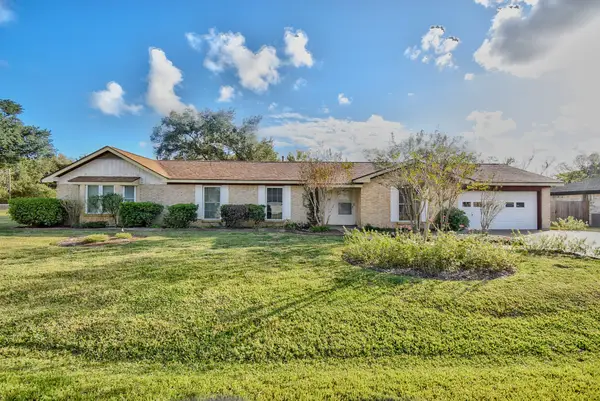 78 Ivy Court, Jones Creek, TX 77541