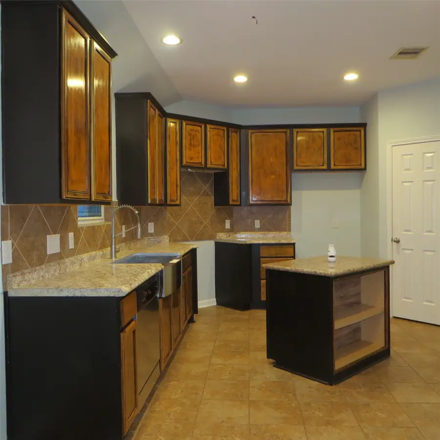 3802 Elderberry Drive, Dickinson, TX 77539 - Image #3