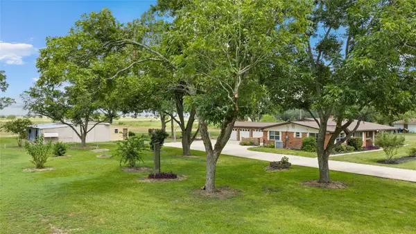 215 Lakeview Lane, El Campo, TX 77437