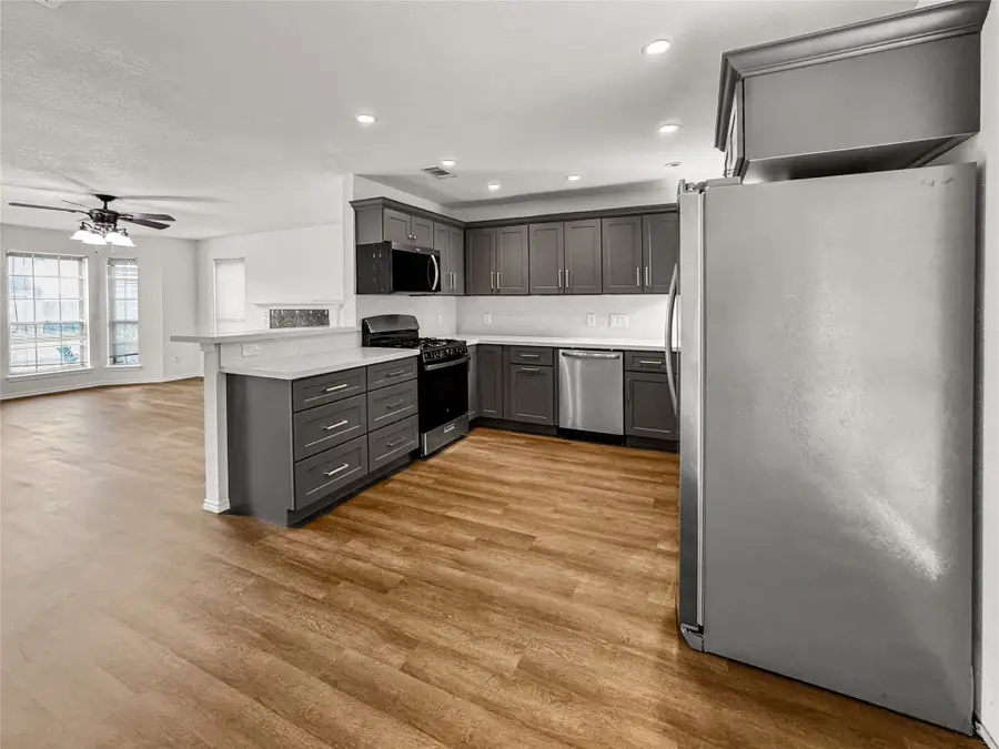 220 Almond Drive, Lake Jackson, TX 77566 - Image #2