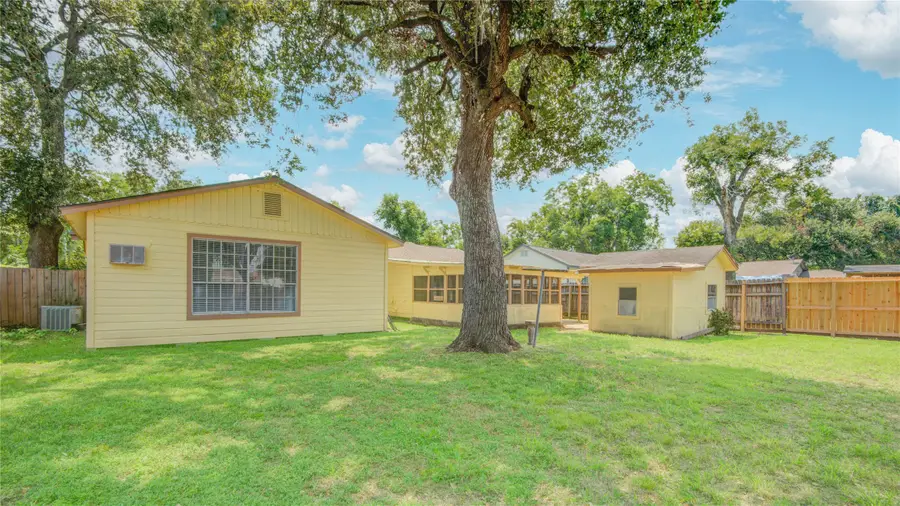 704 Pin Money Street, Clute, TX 77531 - Image #2