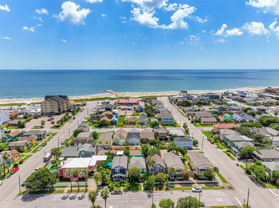 2917 Avenue Q 1/2, Galveston, TX 77550 - #2