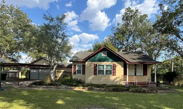 207 S Elm Street, Glen Flora, TX 77443