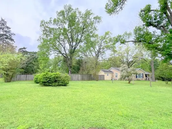 2301 E Houston Avenue, Crockett, TX 75835