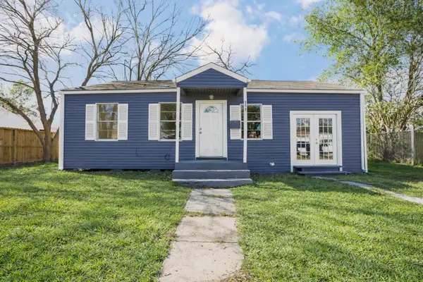 111 Poinsetta Lane, Highlands, TX 77562