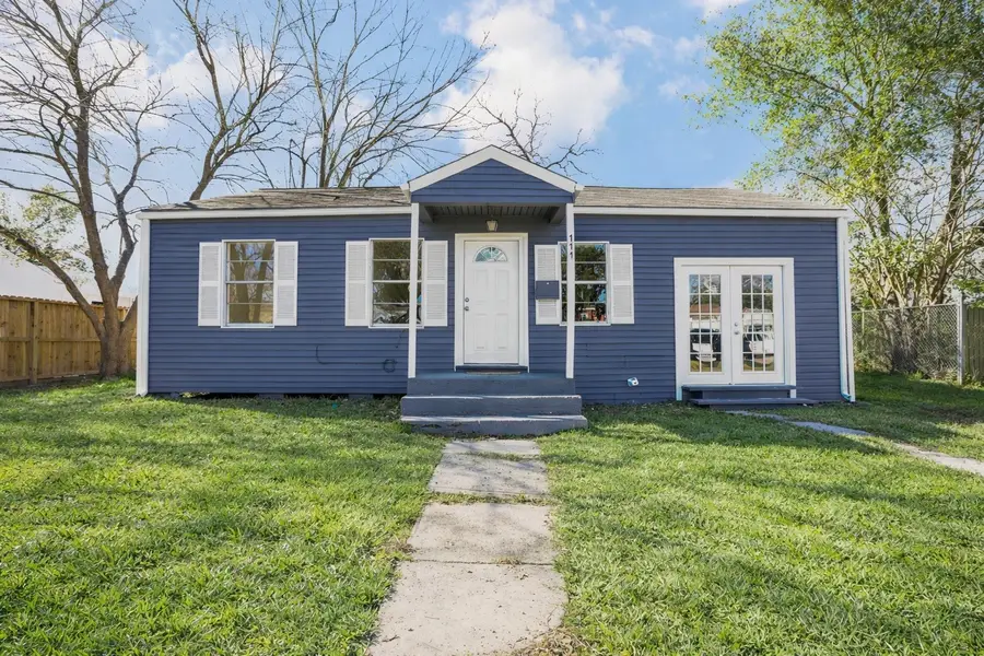 111 Poinsetta Lane, Highlands, TX 77562 - Image #2