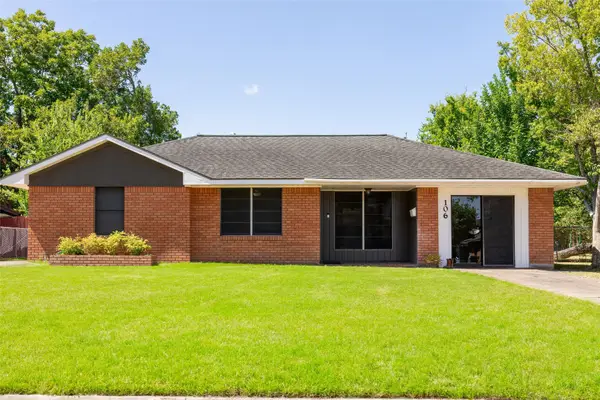 106 Mimosa St, Lake Jackson, TX 77566