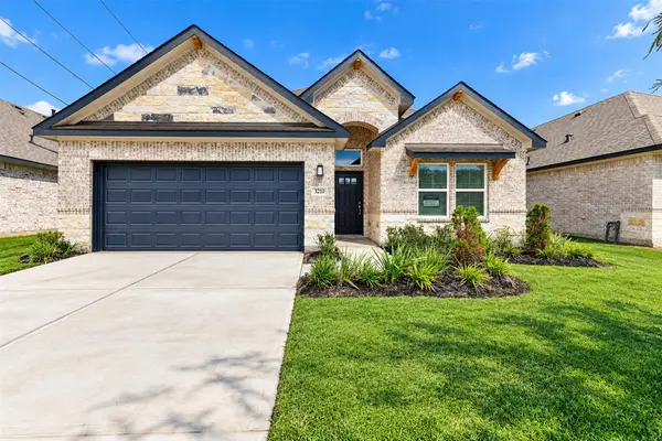 3210 Emerald Hills Drive, Angleton, TX 77515