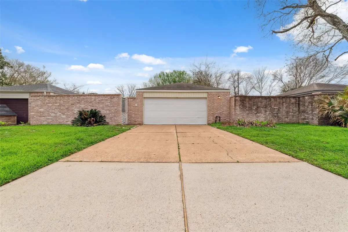 16123 Ridgegreen Drive, Houston, TX 77082 - Image #1