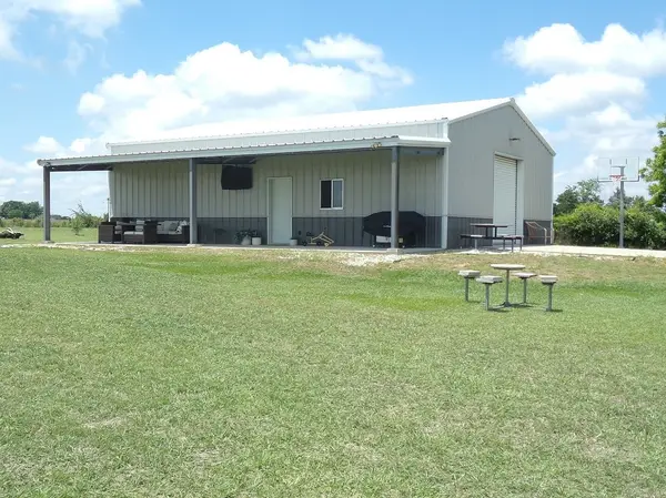 1114 Creekside Lane, Weimar, TX 78962