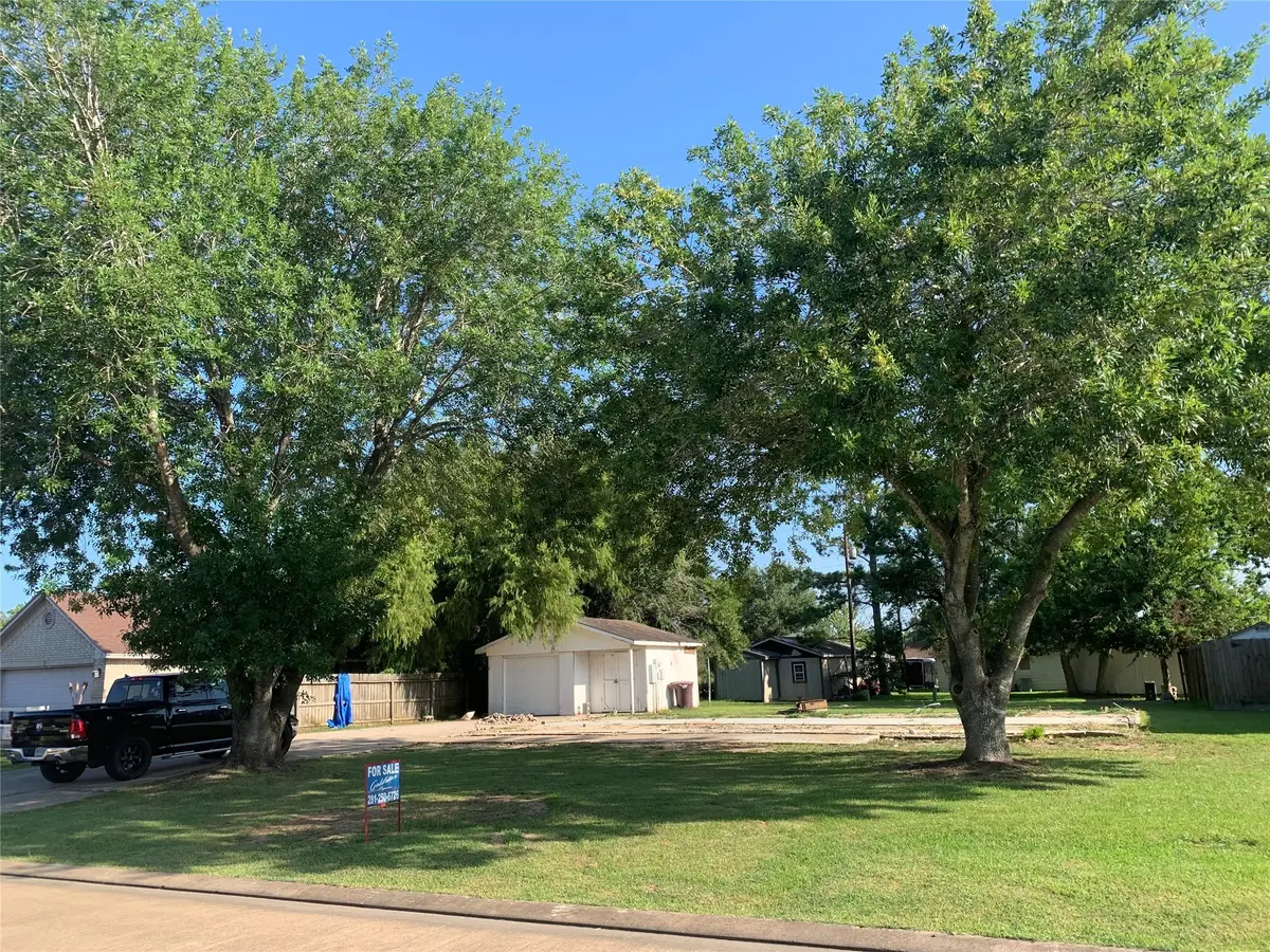 8 Texian Trail N, Angleton, TX 77515 - Image #1