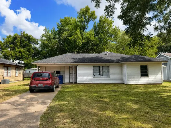 1101 Southampton Dr, Angleton, TX 77515