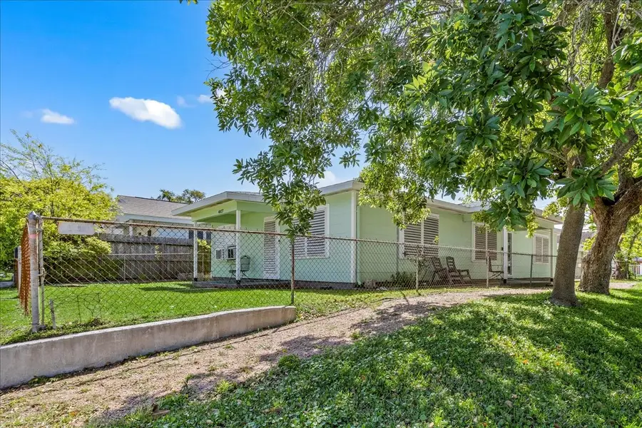 4827 Avenue Q 1/2, Galveston, TX 77551 - Image #2